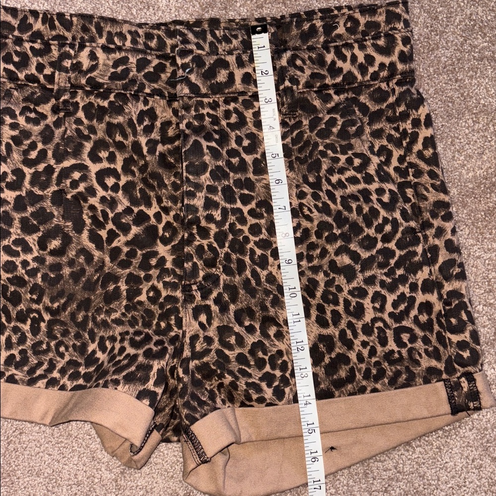 Express stretch shortie high rise leopard shorts size 10 - Picture 13 of 13
